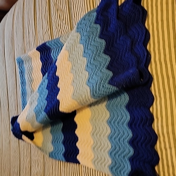 Hand crocheted chevron stripe afghan - Picture 3 of 3